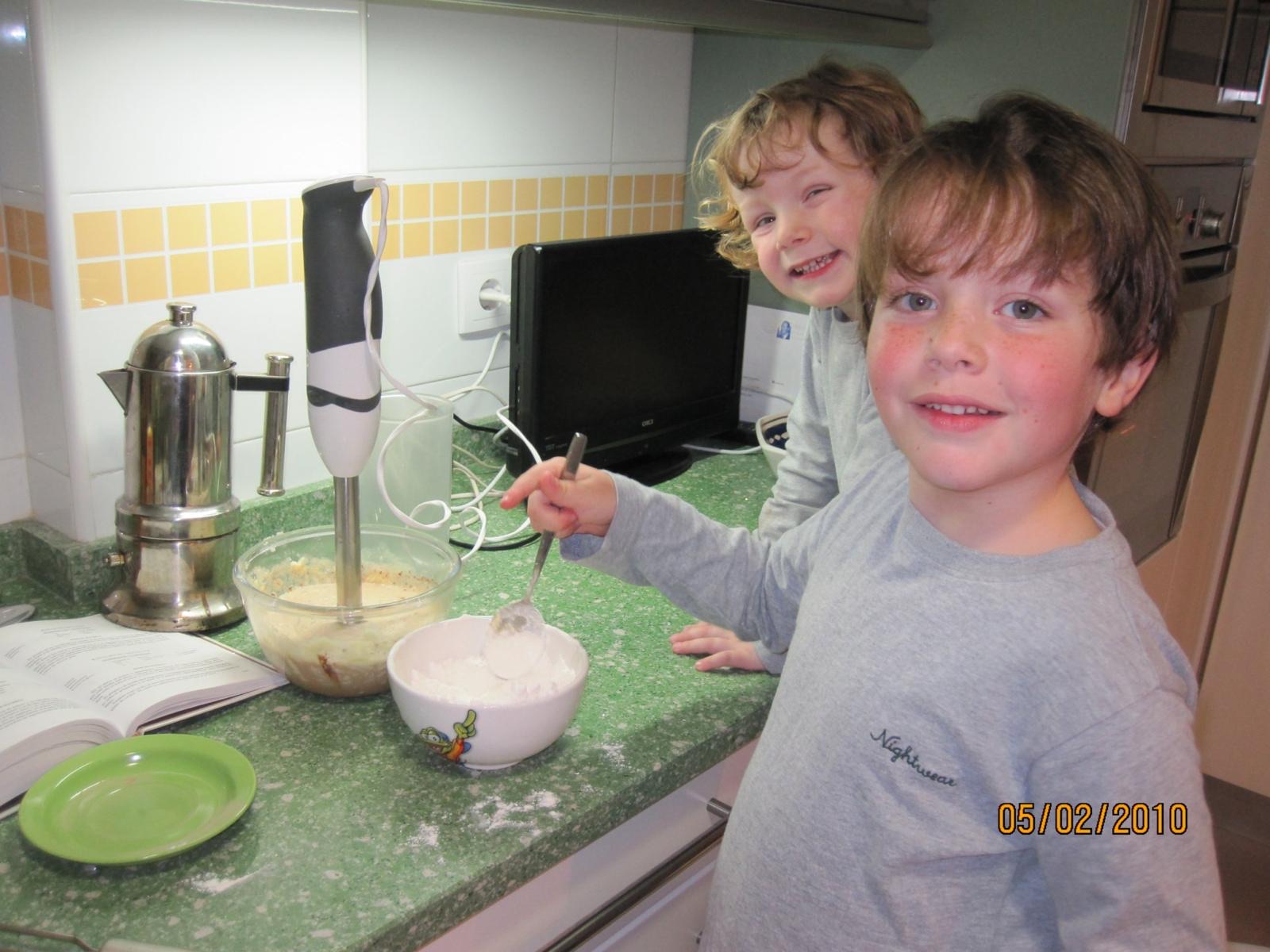 Gonzalo y Marcos cocinando