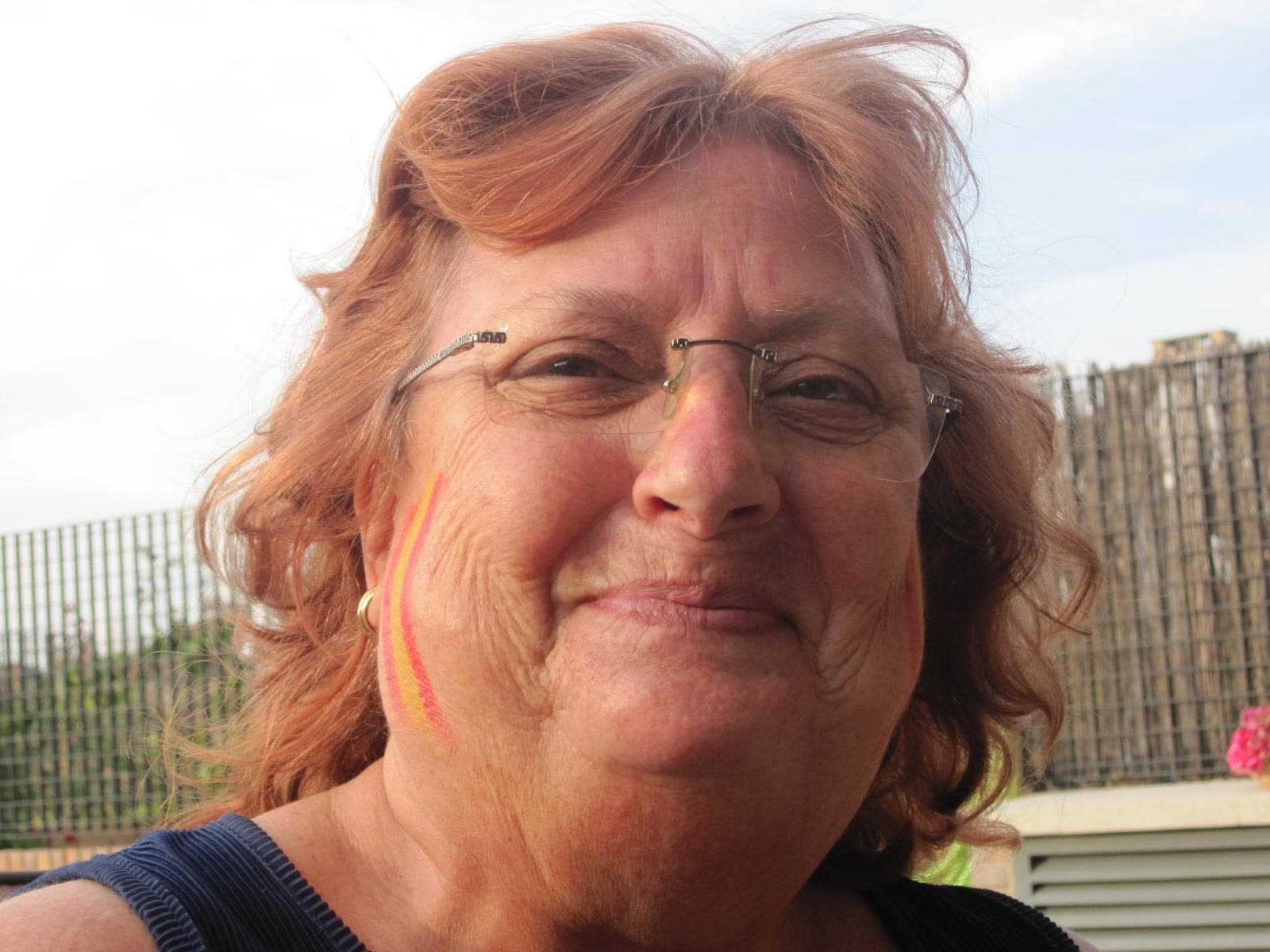 Nuestra abuela con la cara pintada de bandera de España
