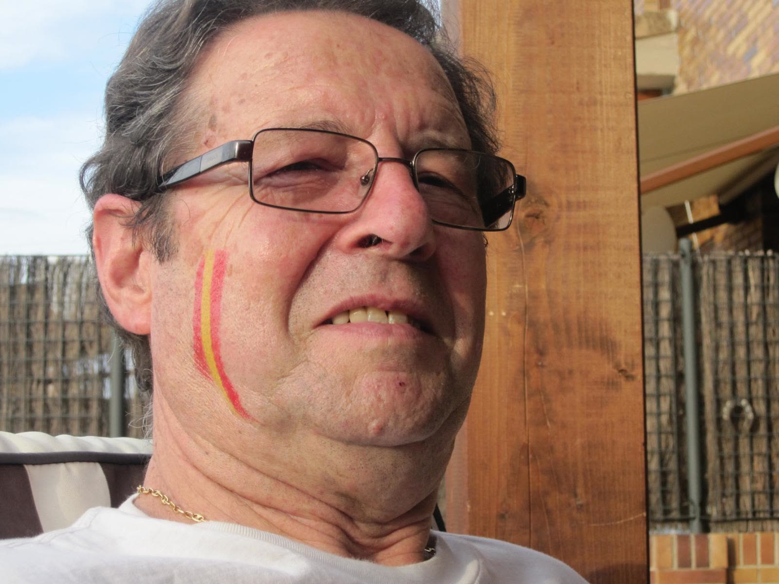 Nuestro abuelo con la cara pintada de bandera de España