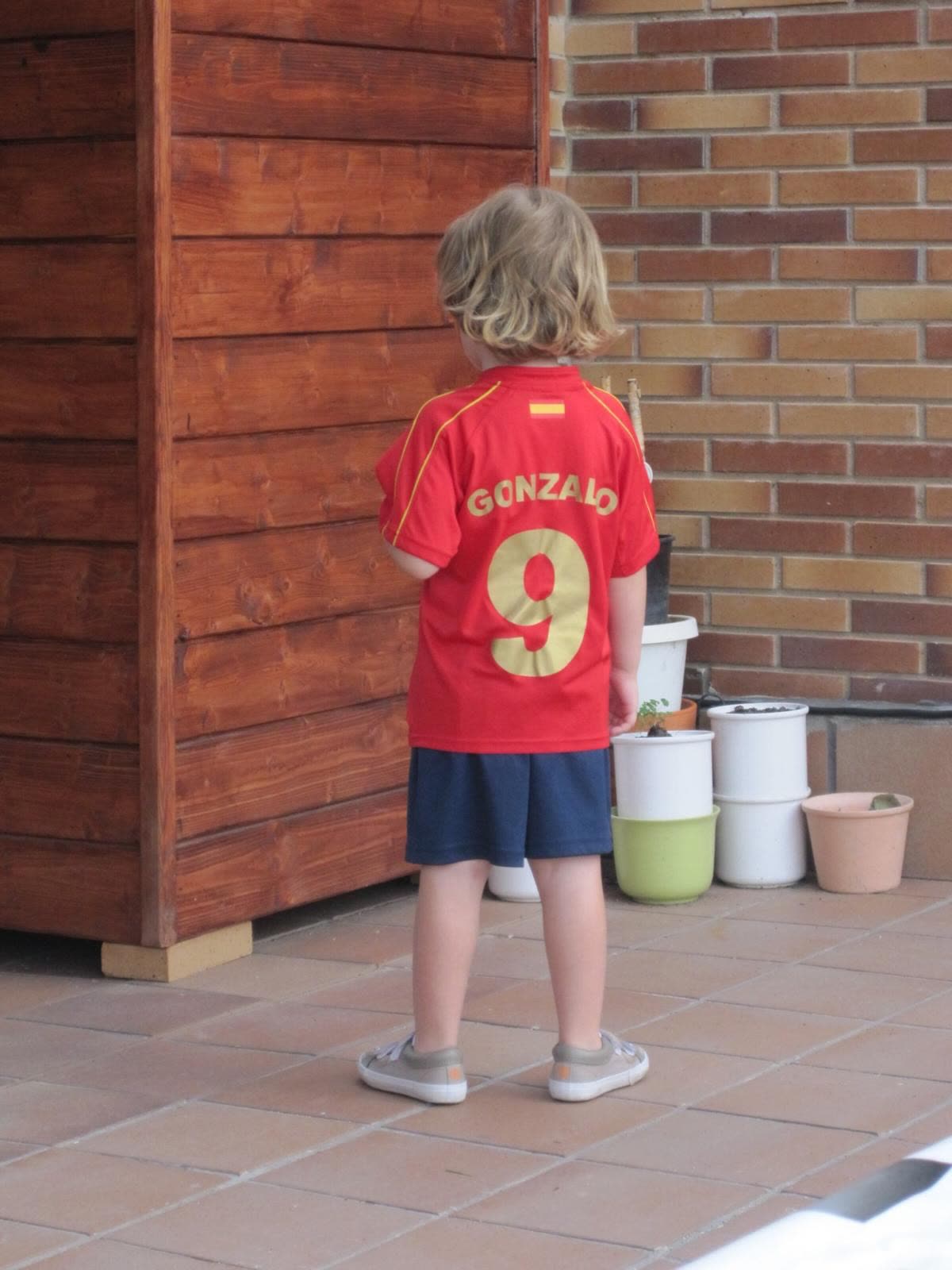 Gonzalo de pequeño con la camiseta de España con su nombre