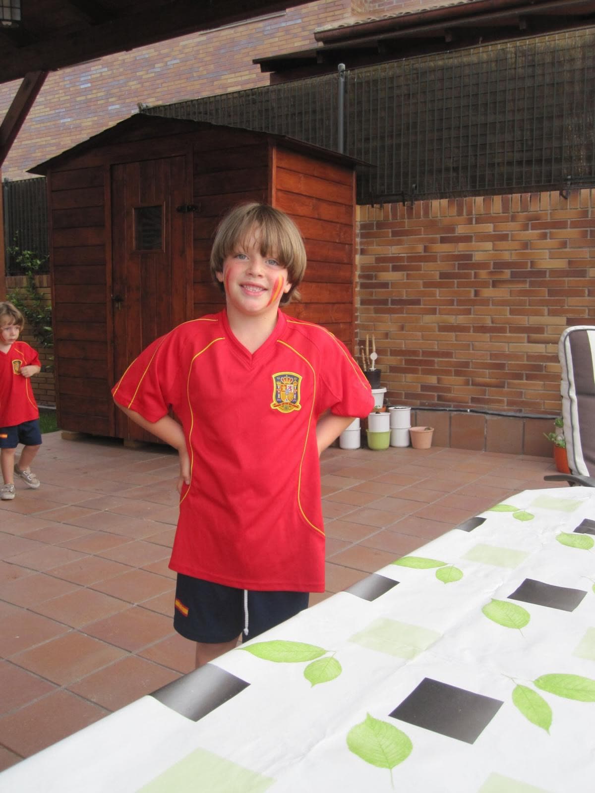 Marcos de pequeño con la cara pintada de bandera de España