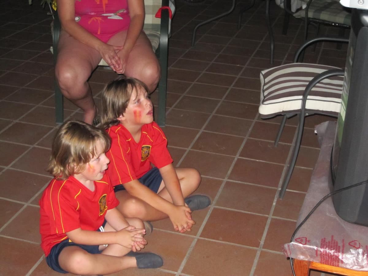 Marcos y Gonzalo de pequeños viendo la tele de noche
