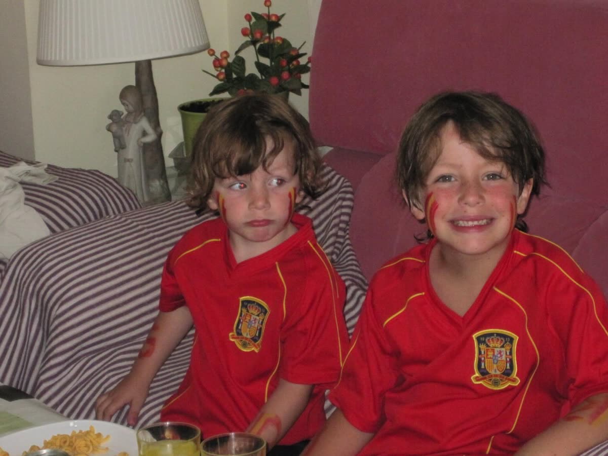 Marcos y Gonzalo de pequeños con la cara pintada tras la final del Mundial