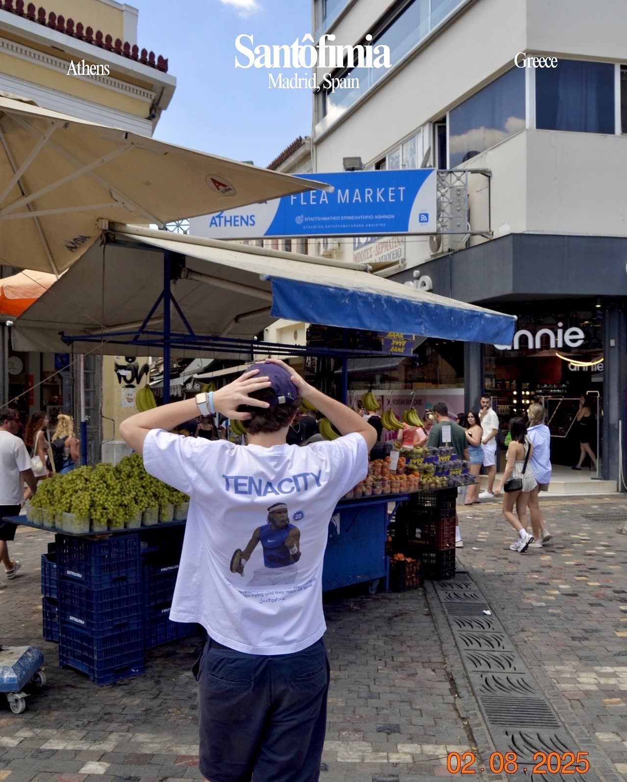 Tenacity Tee en el mercado de Atenas