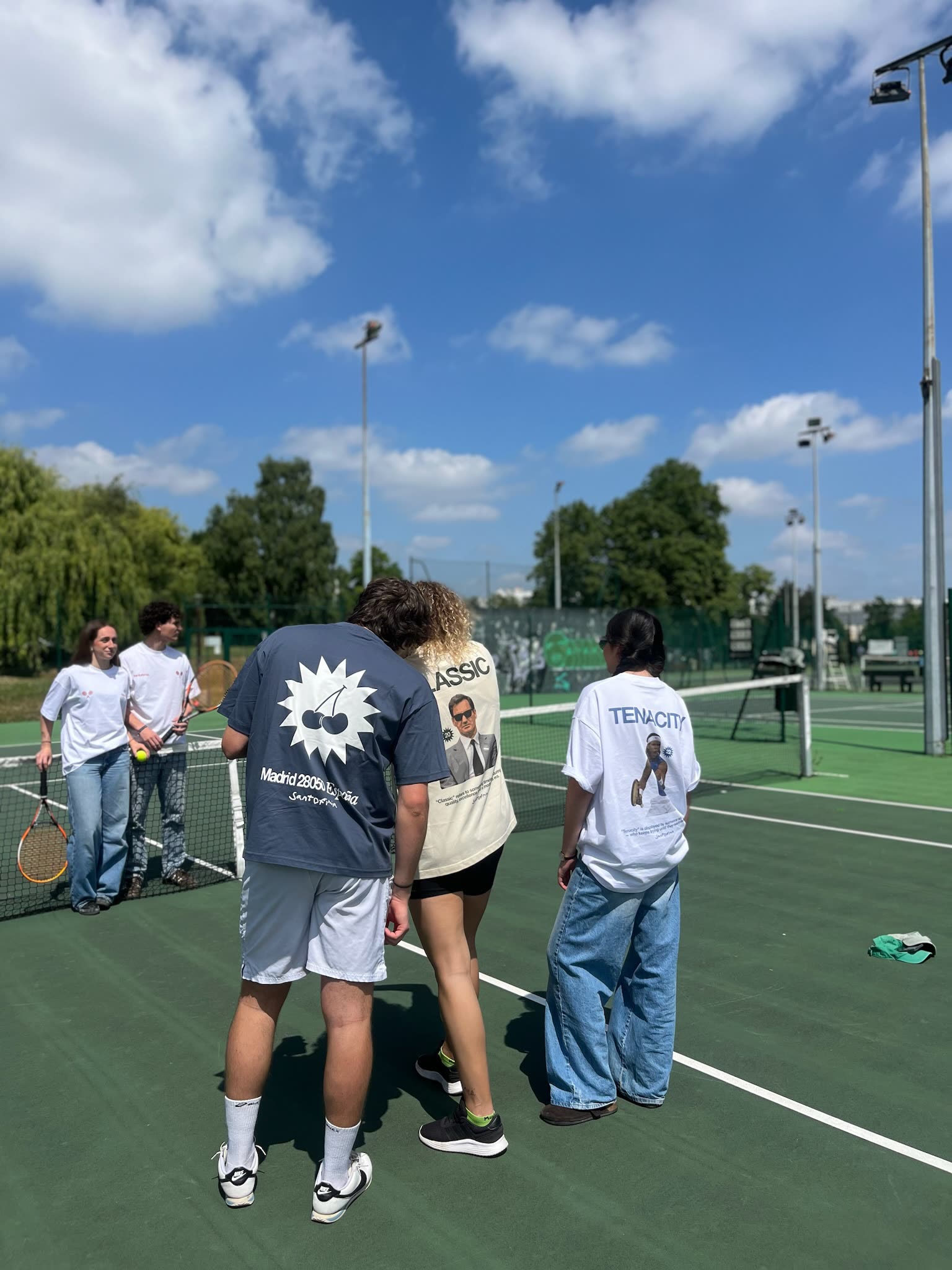 Photocall de On Court en un club de tenis de París con las camisetas Classic, Tenacity y España