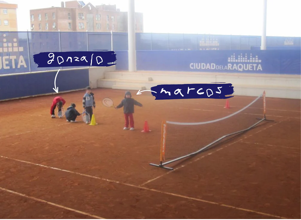 Gonzalo y Marcos Chueca Santofimia jugando al tenis de pequeños