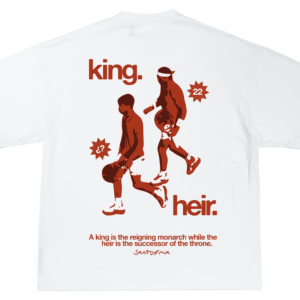 Mockup espalda King Heir Tee Santofimia blanca con gráfico king heir y jugadores de tenis en rojo
