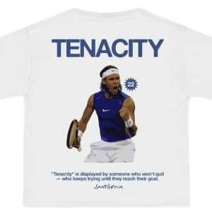 Mockup espalda Tenacity Tee Santofimia blanca con gráfico TENACITY y jugador de tenis en azul marino