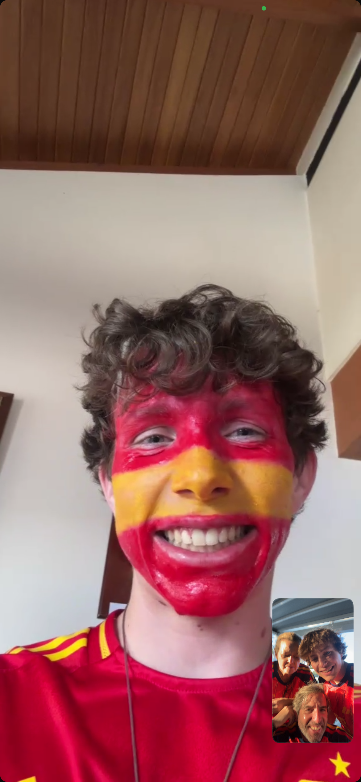 Marcos con la cara pintada de la bandera de España celebrando la segunda estrella